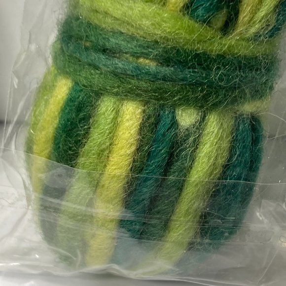 Dimensions Feltworks 100% Wool Pencil Roving Variegated Green Needle Felting - Picture 15 of 16